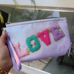 COSMETIQUERA CON LA PALABRA LOVE VARIOS COLORES