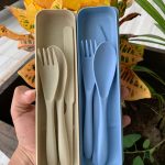 ESTUCHE CON KIT D/CUBIERTOS PLASTICO TIPO BAMBU CJ-2046
